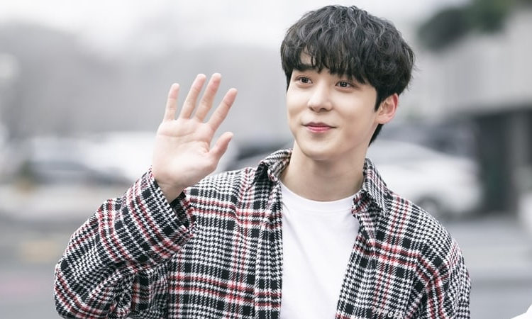 El dorama Imitation lanza imágenes de Yunho de ATEEZ como el increíble idol