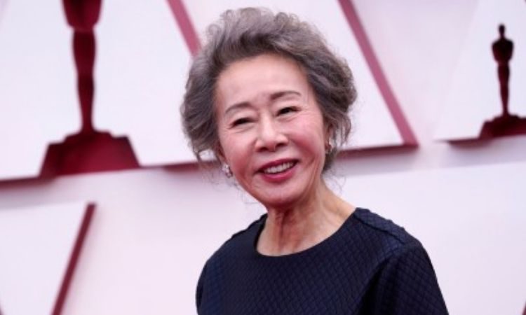 Actriz coreana Youn Yuh Jung en la alfombra roja de los Oscars 2021
