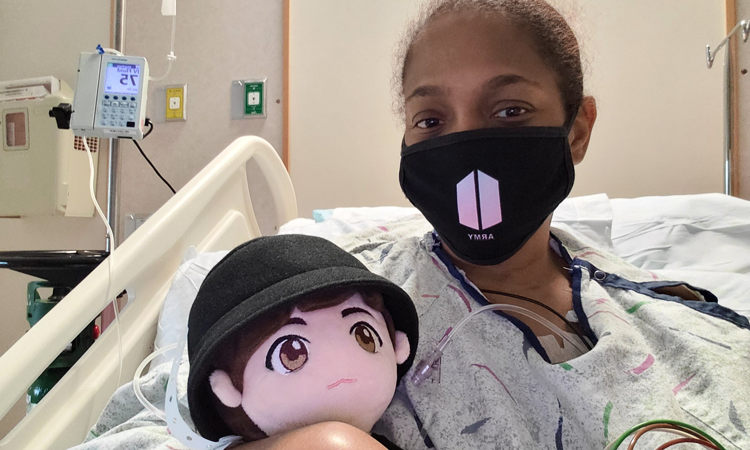 La emotiva acción de una niña a su abuela ARMY hospitalizada