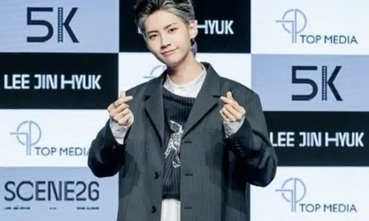 Lee Jin Hyuk presentando su álbum Scene26
