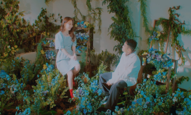 Bumkey y Moonbyul de MAMAMOO se encuentran entre flores para el teaser de 'The Lady'