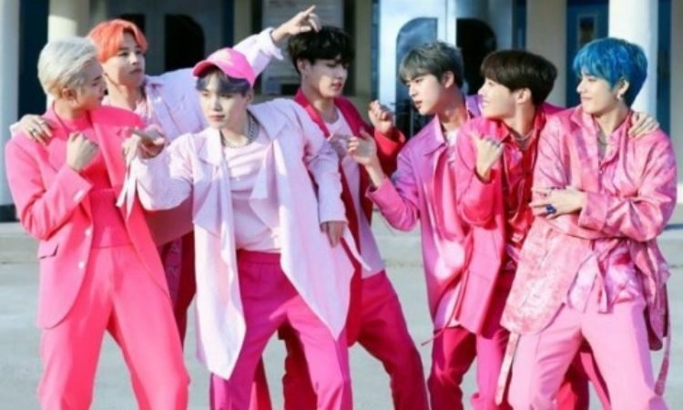 Escena del MV Boy With Luv de BTS
