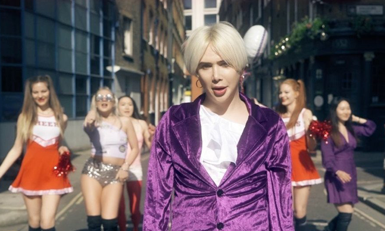 Oli London lanza su canción 'Koreaboo'