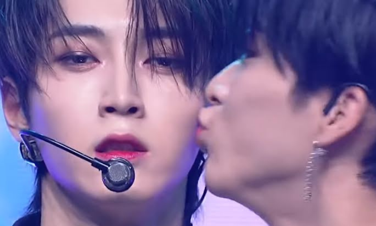 OnlyOneOf vuelve a ser tendencia por su beso en el escenario durante M Countdown