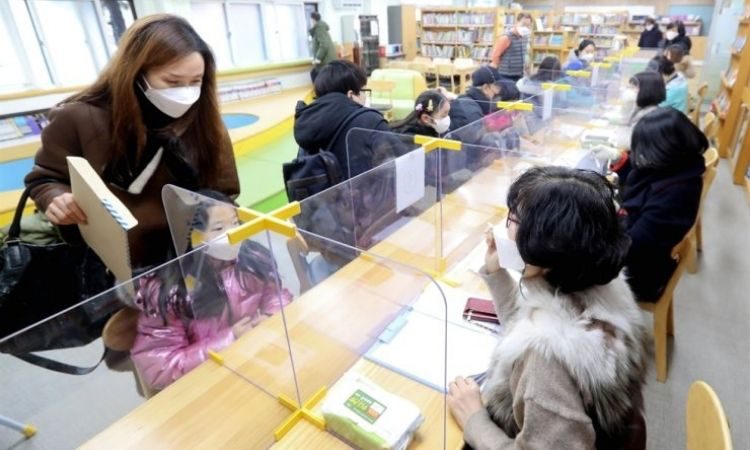 Sesión de orientación escolar para padres e hijos