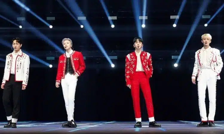 SHINee en el escenario de SHINee World