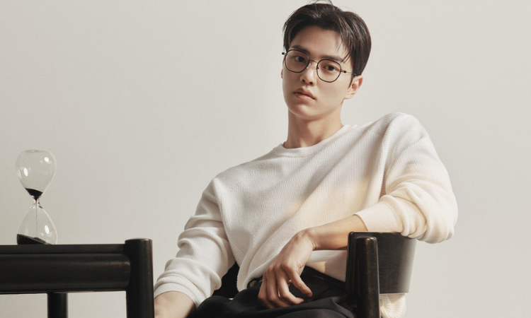 Song Kang luce guapo e intelectual como modelo de la marca de gafas ‘Carin’