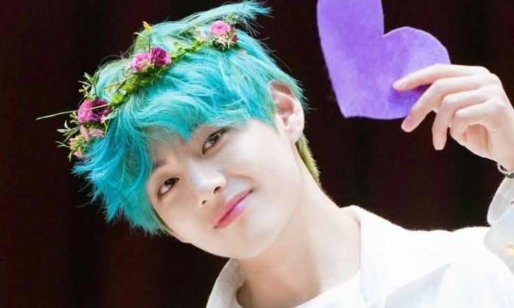 V de BTS usando una corona de flores