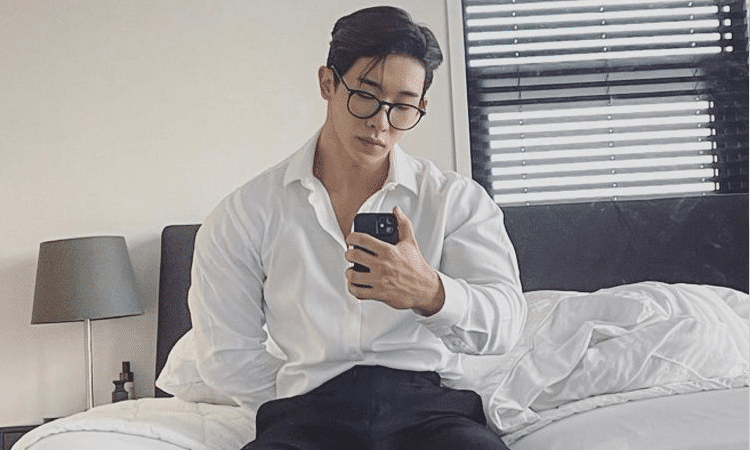 Wonho nos detiene el corazón con sus atrevidas fotografías en Instagram