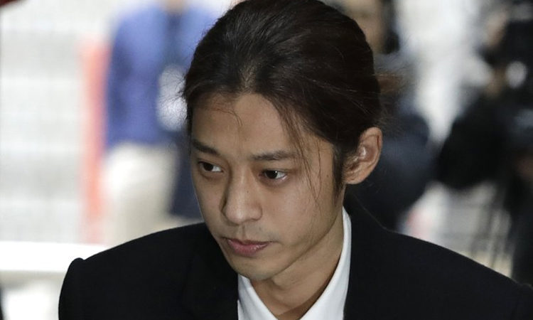 A ex-namorada de Jung Joon Young e suposta vítima de filmagens ilegais escreve petição para a Casa Azul