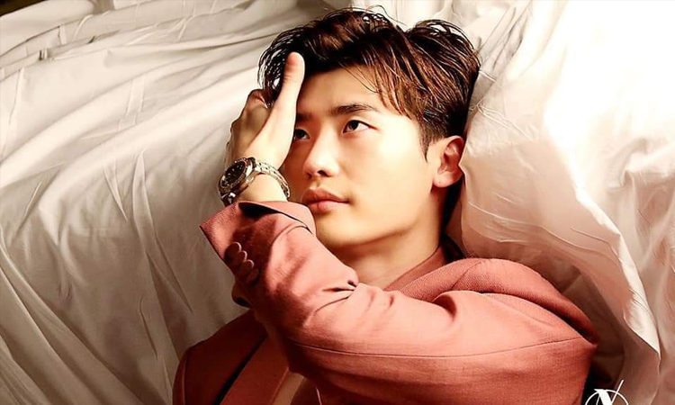 Lee Jong Suk responde o que ela faria se visse o amor de sua vida à sua frente.