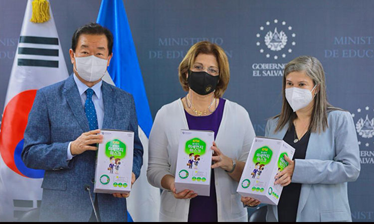 Embajada de Corea en El Salvador dona 100,000 mascarillas para docentes