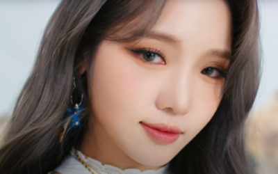 Jisun de fromis_9 está lista para viajar en la película conceptual 9 WAY TICKET
