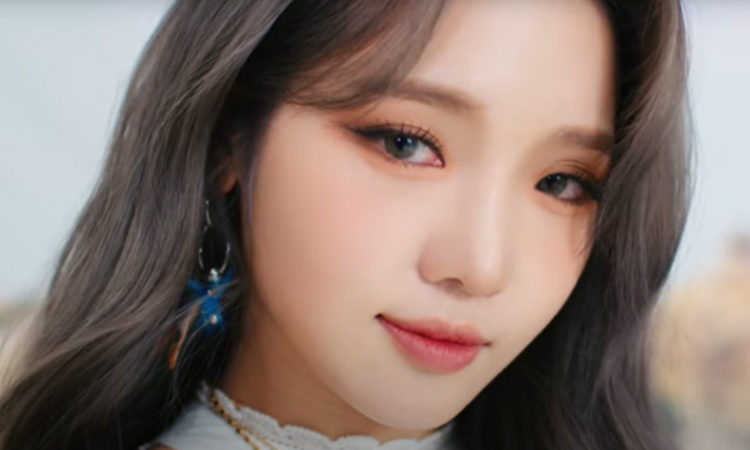 Jisun de fromis_9 está lista para viajar en la película conceptual 9 WAY TICKET