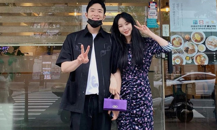 Han Ye Seul nega os rumores de que seu namorado costumava ser um acompanhante masculino