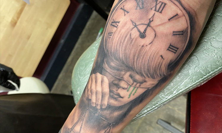 El youtuber DT Parker se hace ARMY y se tatúa la cara Jimin en su brazo