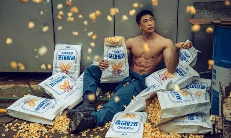 Cadena de cine bajo fuego por publicidad de palomitas de maíz con modelo sin camisa