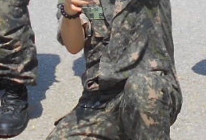 Captan a Baekhyun de EXO en el centro de entrenamiento básico del ejército