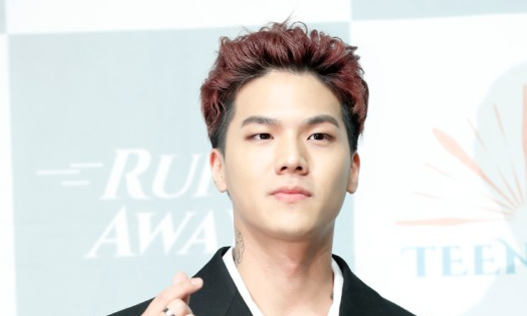 C.A.P. de Teen Top se alista en el servicio militar