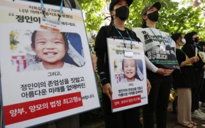 Ciudadanos que muestran su rechazo a los padres adoptivos de Jung In