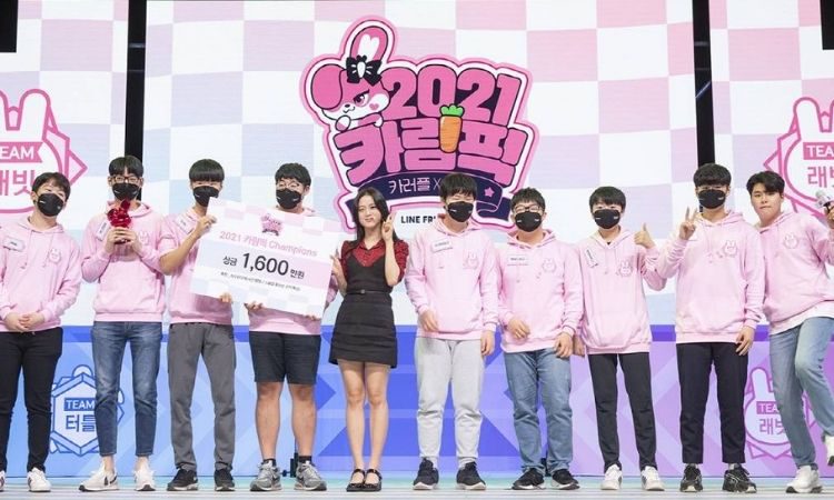 Jisoo entregó el premio al equipo ganador