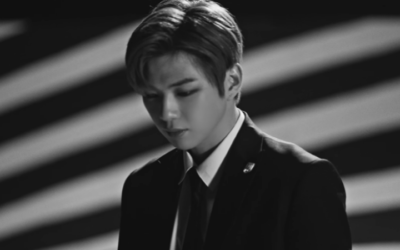 Kang Daniel huye del tiempo en el clip conceptual 'Silent Black' para 'Outerspace'