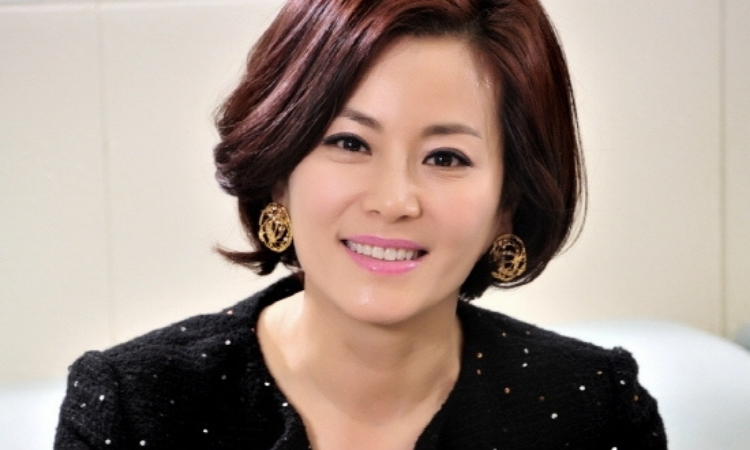 La actriz Kyun Mi Ri opina sobre la relación de su hija Lee Da In con Lee Seung Gi