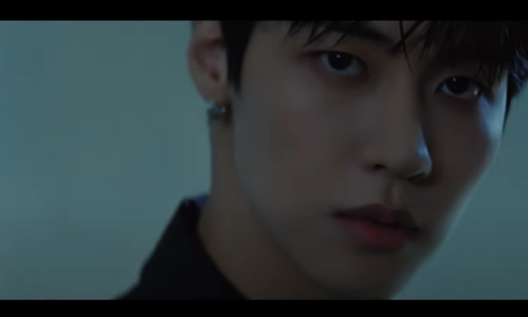 Lee Seung Hyub de N.Flying apunta a la cámara en vídeo teaser para 'Moonshot'