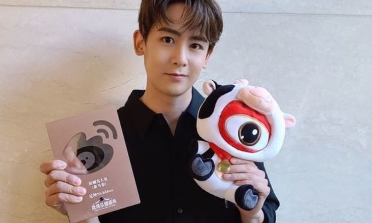 Nichkhun con el premio recibido de Weibo