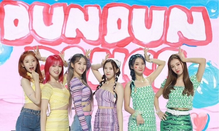 Oh My Girl en conferencia de prensa presentando Dun Dun Dance