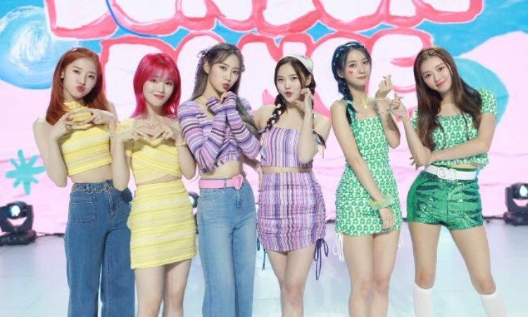 Oh My Girl presentando nuevo álbum a la prensa