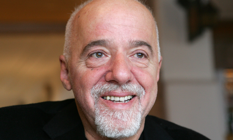 Paulo Coelho continúa defendiendo a BTS a pesar de perder seguidores