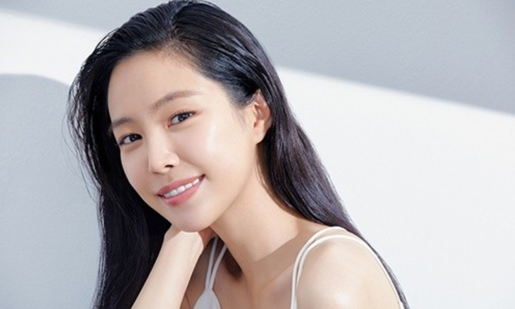 Son Naeun es la nueva modelo de marca de Neutrogena