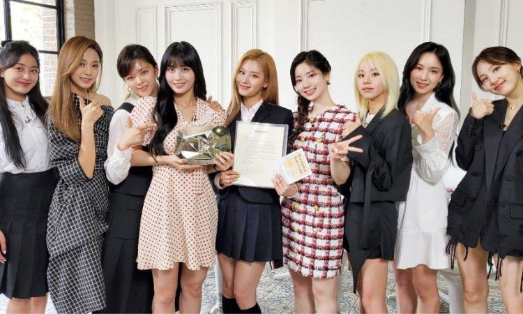 TWICE recibe el premio YouTube Diamond Creator