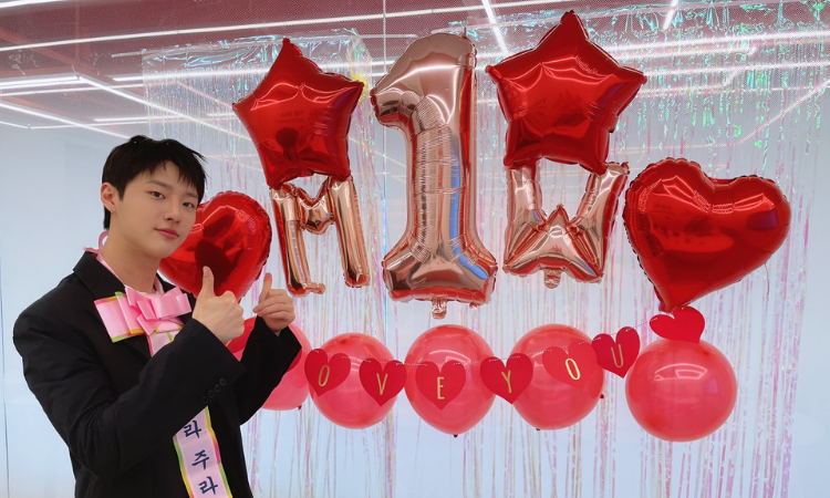 WOODZ celebra el aniversario de su fandom y anuncia sus colores oficiales