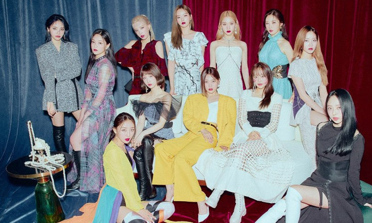 LOONA iradia aún más belleza en sus foto grupal para &