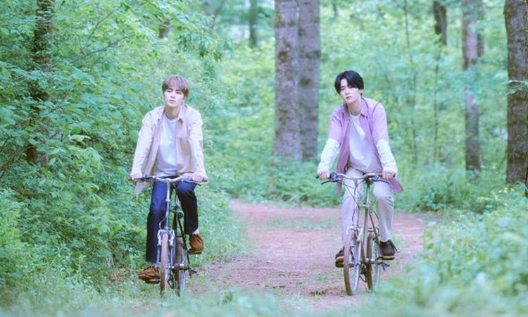 Kun and Xiaojun de WayV dan un paseo en bicicleta en sus fotos para Back to You