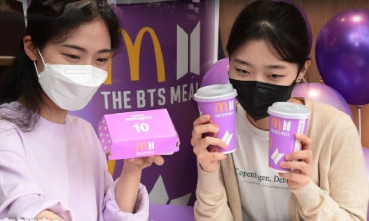 Fans con el BTS Meal en Corea