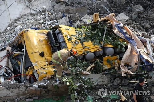 Publican videos del derrumbe de edificio que le quitó la vida a 9 personas en Gwangju