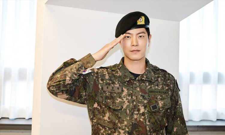 Hong Jong Hyun saluda a los fans tras ser dado de alta del servicio militar
