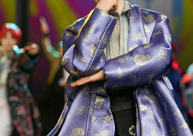 Sideshow Collectibles lanza las figuras de BTS, con sus icónicos Hanboks de IDOL