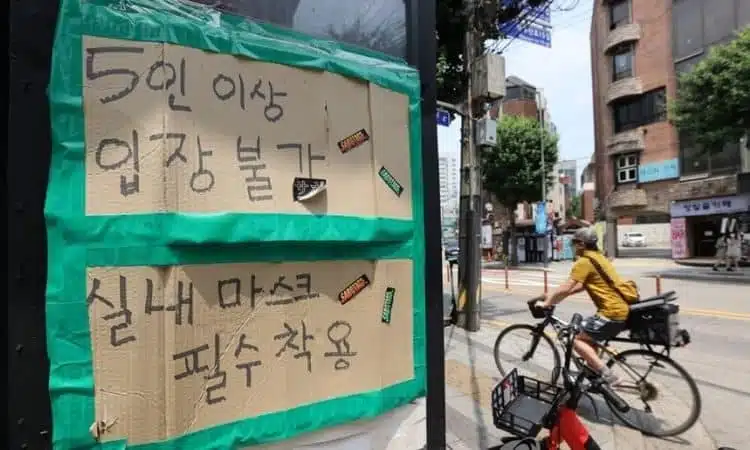 Pancartas con las reglas de distanciamiento social