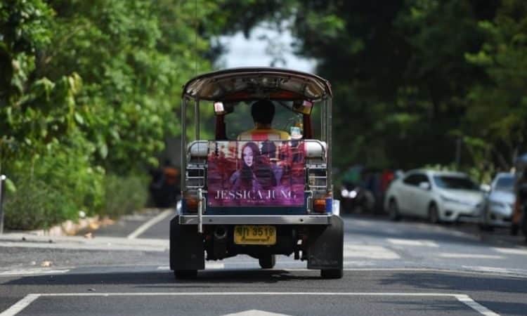 Taxista en Tailandia con anuncio del fan club de Jessica Jung