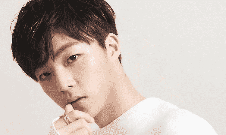 El actor chino Chen Linong es visto en silla de ruedas