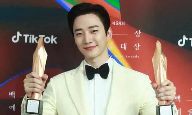 Lee Junho en presentación de ganadores a la prensa