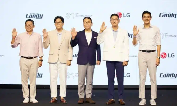 Representantes de SM Ent y LG Corea