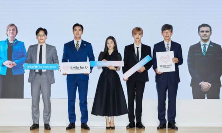 Representantes de SM Entertainment y de UNICEF